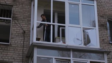 Füze ya da insansız hava aracı patlaması sonucu. Bir şehre yapılan düşman saldırısından sonra. Ukrayna 'daki sivil evler bombalandı. Savaş yaraları. Konut binası. 