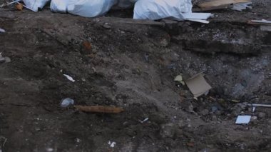 Füze ya da insansız hava aracı patlaması sonucu. Bir şehre yapılan düşman saldırısından sonra. Ukrayna 'daki sivil evler bombalandı. Savaş yaraları. Konut binası. 