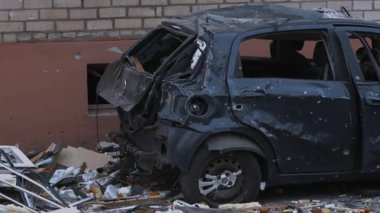 Füze ya da insansız hava aracı patlaması sonucu. Bir şehre yapılan düşman saldırısından sonra. Ukrayna 'daki sivil evler bombalandı. Savaş yaraları. Konut binası. 