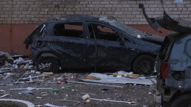 Füze ya da insansız hava aracı patlaması sonucu. Bir şehre yapılan düşman saldırısından sonra. Ukrayna 'daki sivil evler bombalandı. Savaş yaraları. Konut binası. 