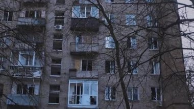 Füze ya da insansız hava aracı patlaması sonucu. Bir şehre yapılan düşman saldırısından sonra. Ukrayna 'daki sivil evler bombalandı. Savaş yaraları. Konut binası. 