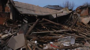 Füze ya da insansız hava aracı patlaması sonucu. Bir şehre yapılan düşman saldırısından sonra. Ukrayna 'daki sivil evler bombalandı. Savaş yaraları. Konut binası. 