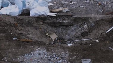 Füze ya da insansız hava aracı patlaması sonucu. Bir şehre yapılan düşman saldırısından sonra. Ukrayna 'daki sivil evler bombalandı. Savaş yaraları. Konut binası. 