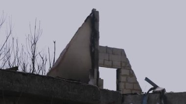 Füze ya da insansız hava aracı patlaması sonucu. Bir şehre yapılan düşman saldırısından sonra. Ukrayna 'daki sivil evler bombalandı. Savaş yaraları. Konut binası. 