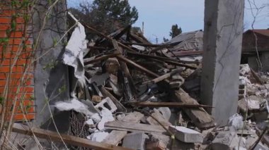 Füze ya da insansız hava aracı patlaması sonucu. Bir şehre yapılan düşman saldırısından sonra. Ukrayna 'daki sivil evler bombalandı. Savaş yaraları. Konut binası. 