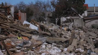 Füze ya da insansız hava aracı patlaması sonucu. Bir şehre yapılan düşman saldırısından sonra. Ukrayna 'daki sivil evler bombalandı. Savaş yaraları. Konut binası. 