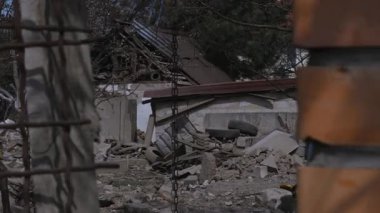 Füze ya da insansız hava aracı patlaması sonucu. Bir şehre yapılan düşman saldırısından sonra. Ukrayna 'daki sivil evler bombalandı. Savaş yaraları. Konut binası. 