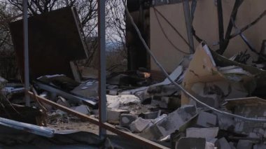 Füze ya da insansız hava aracı patlaması sonucu. Bir şehre yapılan düşman saldırısından sonra. Ukrayna 'daki sivil evler bombalandı. Savaş yaraları. Konut binası. 