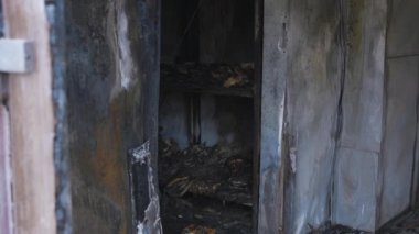 Füze ya da insansız hava aracı patlaması sonucu. Bir şehre yapılan düşman saldırısından sonra. Ukrayna 'daki sivil evler bombalandı. Savaş yaraları. Konut binası. 