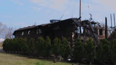 Füze ya da insansız hava aracı patlaması sonrası. Bir şehre yapılan düşman saldırısından sonra. Savaşın yaraları. Bir otel ve restoran kompleksine saldırı.
