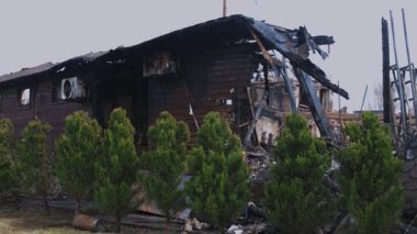 Füze ya da insansız hava aracı patlaması sonrası. Bir şehre yapılan düşman saldırısından sonra. Savaşın yaraları. Bir otel ve restoran kompleksine saldırı.