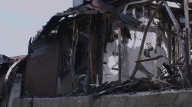 Füze ya da insansız hava aracı patlaması sonrası. Bir şehre yapılan düşman saldırısından sonra. Savaşın yaraları. Bir otel ve restoran kompleksine saldırı.