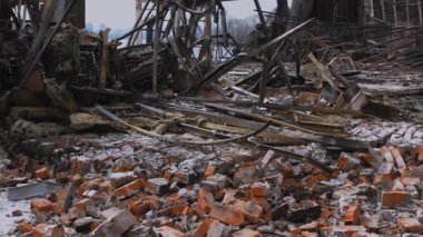 Füze ya da insansız hava aracı patlaması sonrası. Bir şehre yapılan düşman saldırısından sonra. Savaşın yaraları. Bir otel ve restoran kompleksine saldırı.