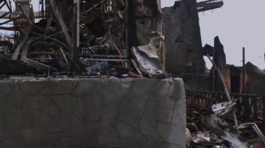 Füze ya da insansız hava aracı patlaması sonrası. Bir şehre yapılan düşman saldırısından sonra. Savaşın yaraları. Bir otel ve restoran kompleksine saldırı.