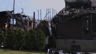 Füze ya da insansız hava aracı patlaması sonrası. Bir şehre yapılan düşman saldırısından sonra. Savaşın yaraları. Bir otel ve restoran kompleksine saldırı.