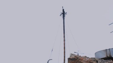 Füze ya da insansız hava aracı patlaması sonrası. Bir şehre yapılan düşman saldırısından sonra. Savaşın yaraları. Bir otel ve restoran kompleksine saldırı.