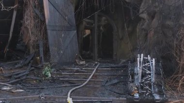 Füze ya da insansız hava aracı patlaması sonrası. Bir şehre yapılan düşman saldırısından sonra. Savaşın yaraları. Bir otel ve restoran kompleksine saldırı.