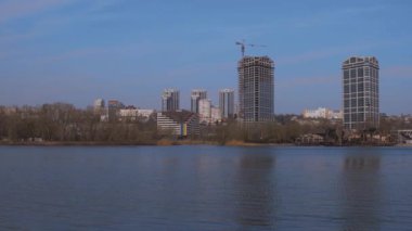 Füze ya da insansız hava aracı patlaması sonrası. Bir şehre yapılan düşman saldırısından sonra. Savaşın yaraları. Bir otel ve restoran kompleksine saldırı.