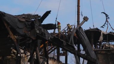 Füze ya da insansız hava aracı patlaması sonrası. Bir şehre yapılan düşman saldırısından sonra. Savaşın yaraları. Bir otel ve restoran kompleksine saldırı.