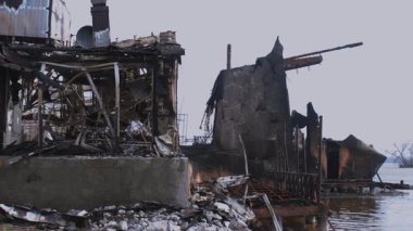 Füze ya da insansız hava aracı patlaması sonrası. Bir şehre yapılan düşman saldırısından sonra. Savaşın yaraları. Bir otel ve restoran kompleksine saldırı.