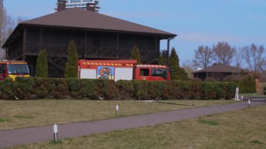 Füze ya da insansız hava aracı patlaması sonrası. Bir şehre yapılan düşman saldırısından sonra. Savaşın yaraları. Bir otel ve restoran kompleksine saldırı.