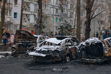 Kırık camlar, kırık kapılar ve yanmış arabalar Dnepr 'deki 