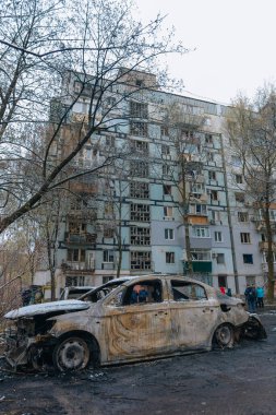 Kırık camlar, kırık kapılar ve yanmış arabalar Dnepr 'deki 
