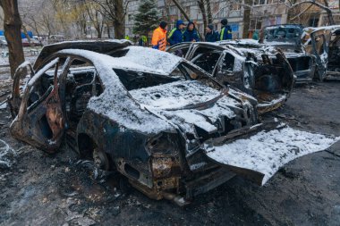 Kırık camlar, kırık kapılar ve yanmış arabalar Dnepr 'deki 