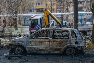 Kırık camlar, kırık kapılar ve yanmış arabalar Dnepr 'deki 