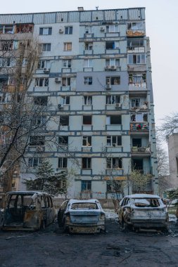 Kırık camlar, kırık kapılar ve yanmış arabalar Dnepr 'deki 