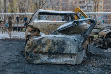 Kırık camlar, kırık kapılar ve yanmış arabalar Dnepr 'deki 
