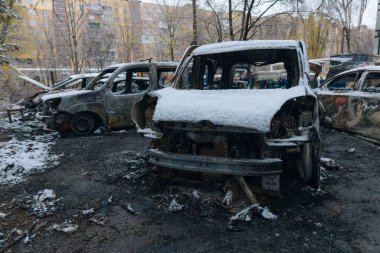 Kırık camlar, kırık kapılar ve yanmış arabalar Dnepr 'deki 