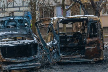 Kırık camlar, kırık kapılar ve yanmış arabalar Dnepr 'deki 
