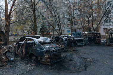 Kırık camlar, kırık kapılar ve yanmış arabalar Dnepr 'deki 