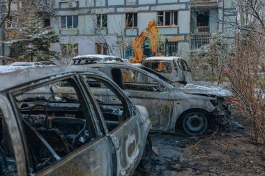 Kırık camlar, kırık kapılar ve yanmış arabalar Dnepr 'deki 