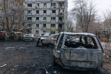 Kırık camlar, kırık kapılar ve yanmış arabalar Dnepr 'deki 