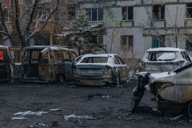 Kırık camlar, kırık kapılar ve yanmış arabalar Dnepr 'deki 