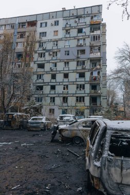 Kırık camlar, kırık kapılar ve yanmış arabalar Dnepr 'deki 