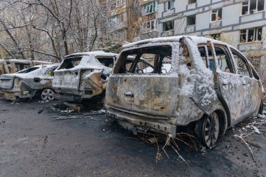 Kırık camlar, kırık kapılar ve yanmış arabalar Dnepr 'deki 
