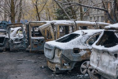 Kırık camlar, kırık kapılar ve yanmış arabalar Dnepr 'deki 