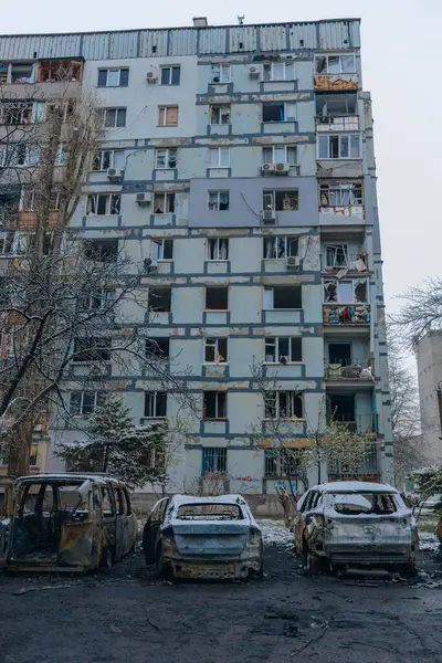 Kırık camlar, kırık kapılar ve yanmış arabalar Dnepr 'deki 