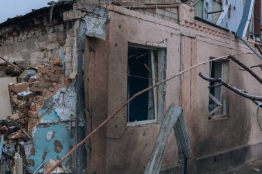 Sivil nüfus. Ukrayna 'da bir konut binasının bombalanmasının sonuçları. Yıkılmış çatı, kırık camlar ve patlama izleri. Bir konut binasının yıkımının ayrıntıları