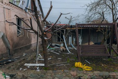 Sivil nüfus. Ukrayna 'da bir konut binasının bombalanmasının sonuçları. Yıkılmış çatı, kırık camlar ve patlama izleri. Bir konut binasının yıkımının ayrıntıları
