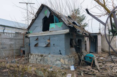 Sivil nüfus. Ukrayna 'da bir konut binasının bombalanmasının sonuçları. Yıkılmış çatı, kırık camlar ve patlama izleri. Bir konut binasının yıkımının ayrıntıları