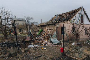 Sivil nüfus. Ukrayna 'da bir konut binasının bombalanmasının sonuçları. Yıkılmış çatı, kırık camlar ve patlama izleri. Bir konut binasının yıkımının ayrıntıları