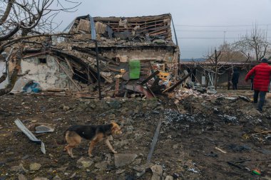 Sivil nüfus. Ukrayna 'da bir konut binasının bombalanmasının sonuçları. Yıkılmış çatı, kırık camlar ve patlama izleri. Bir konut binasının yıkımının ayrıntıları