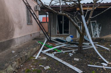 Sivil nüfus. Ukrayna 'da bir konut binasının bombalanmasının sonuçları. Yıkılmış çatı, kırık camlar ve patlama izleri. Bir konut binasının yıkımının ayrıntıları