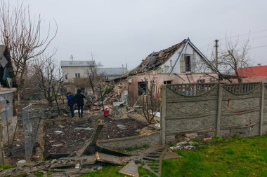 Sivil nüfus. Ukrayna 'da bir konut binasının bombalanmasının sonuçları. Yıkılmış çatı, kırık camlar ve patlama izleri. Bir konut binasının yıkımının ayrıntıları