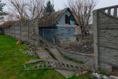 Sivil nüfus. Ukrayna 'da bir konut binasının bombalanmasının sonuçları. Yıkılmış çatı, kırık camlar ve patlama izleri. Bir konut binasının yıkımının ayrıntıları