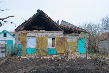 Sivil nüfus. Ukrayna 'da bir konut binasının bombalanmasının sonuçları. Yıkılmış çatı, kırık camlar ve patlama izleri. Bir konut binasının yıkımının ayrıntıları
